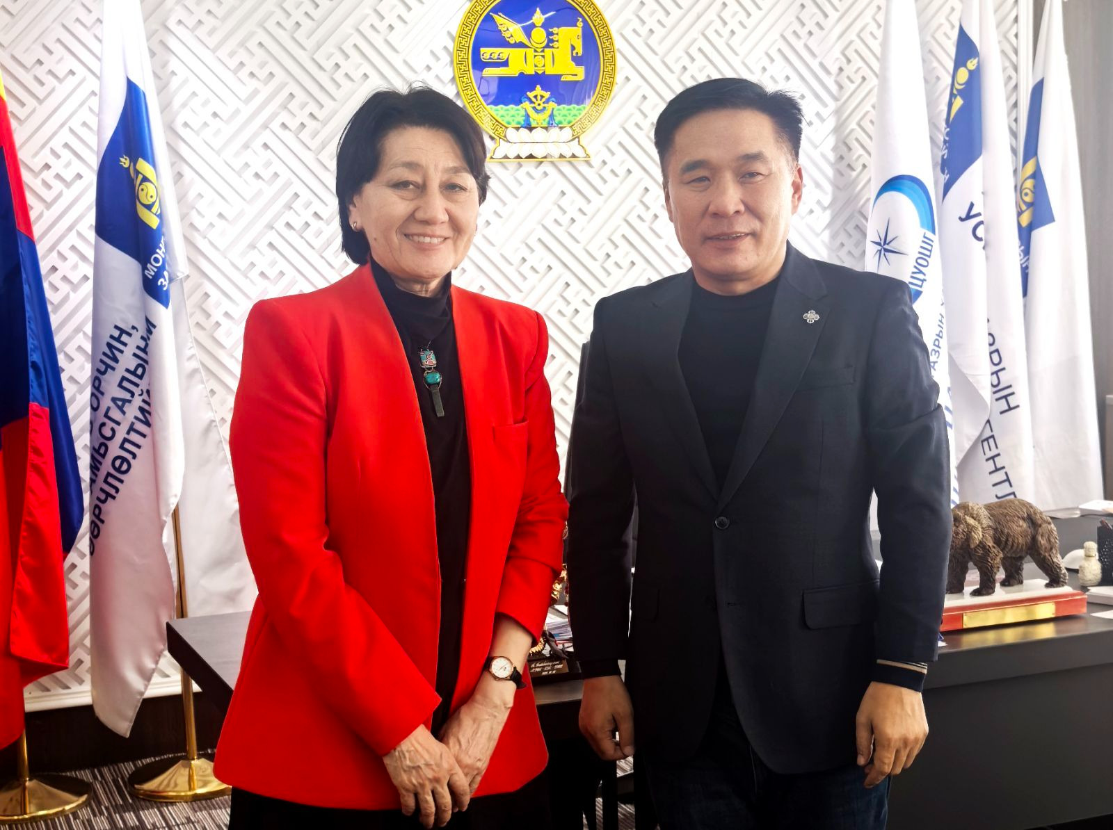 БОУАӨ-ИЙН САЙД Б.БАТБААТАР УУР АМЬСГАЛЫН НОГООН САНГИЙН ГАДААД ХАРИЛЦААНЫ ЗАХИРАЛ С.ОЮУНЫГ ХҮЛЭЭН АВЧ, УУЛЗЛАА